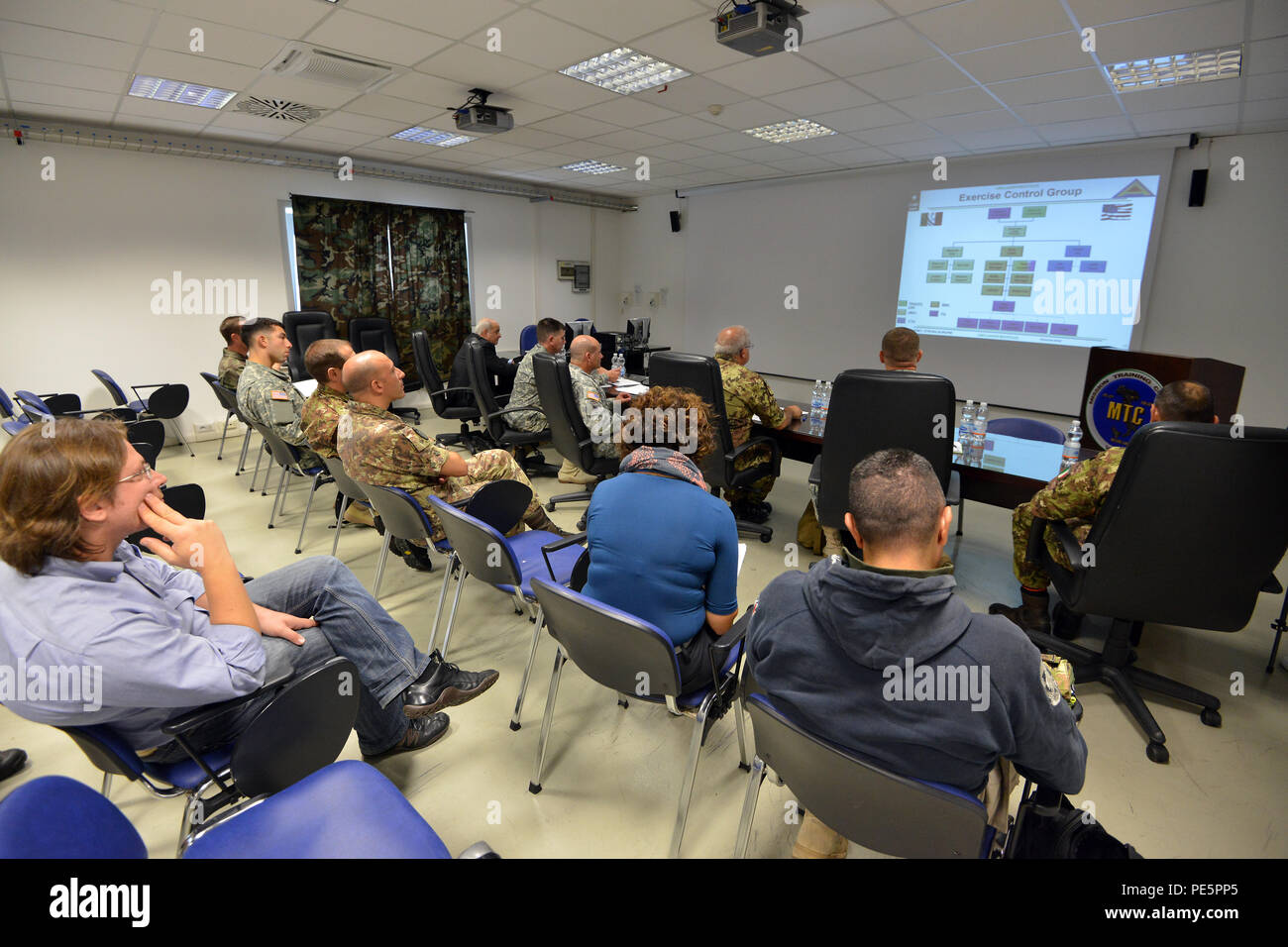 Italian soldiers of the CE.SI.VA (Centro Simulazione e Valutazione dell`Esercito Italiano), COTIE (Reparto Tecnico Elettronico “ANZIO”), 183 Reggimento Paracadutisti Brigata Folgore Pistoia, of the Italian army and U.S. Army Soldiers participate in NIE 16.1 (Network Integration Evaluation 16.1) exercise at Caserma Ederle Vicenza, Italy, Sept. 28, 2015. The NIE 16.1 is a multi-nation exercise designed to increase interoperability and communication between U.S. and NATO Friendly Force. (U.S. Army photo by Visual Information Specialist Paolo Bovo/released) Stock Photo